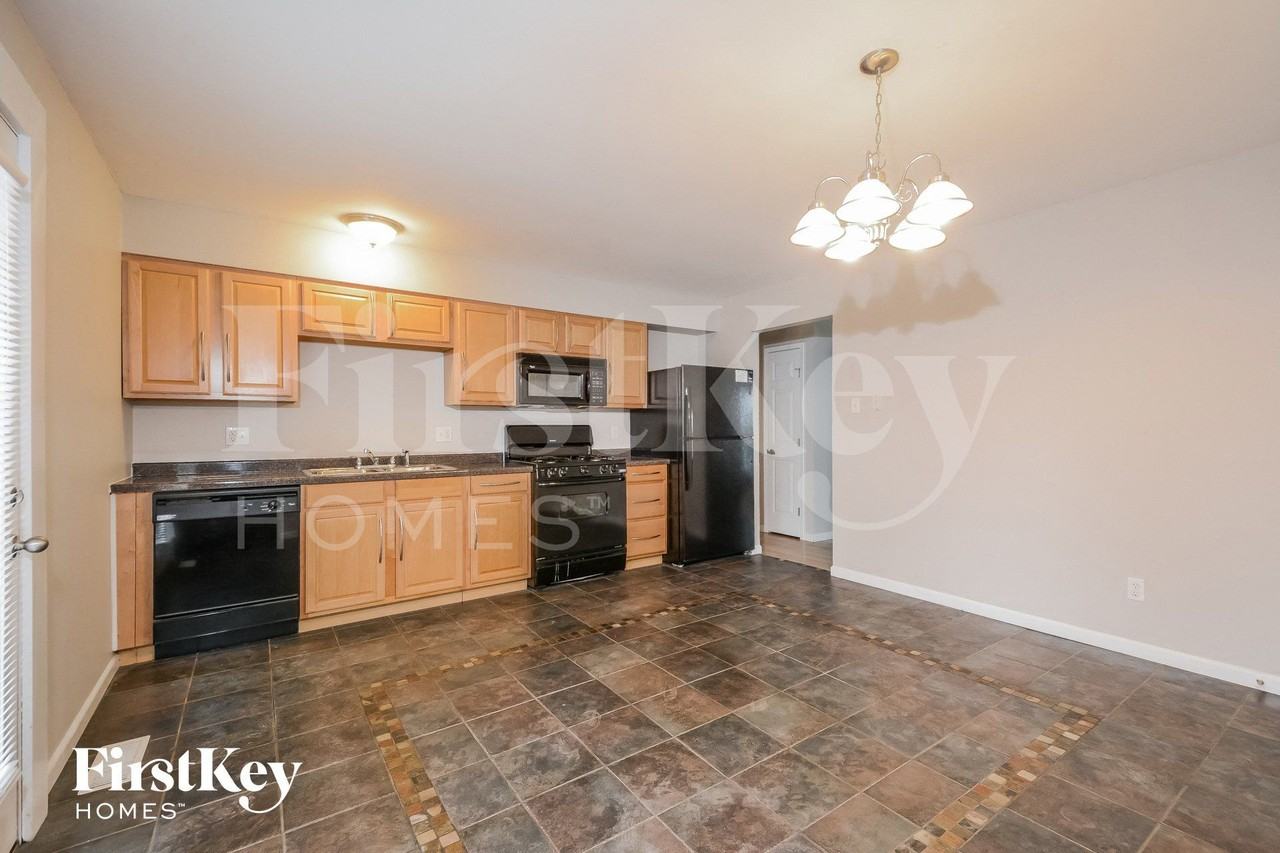 1224 Yorktown Dr - Photo 5 of 15