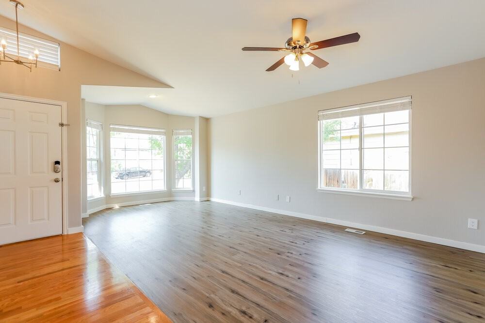 4938 Dillon St - Photo 4 of 17