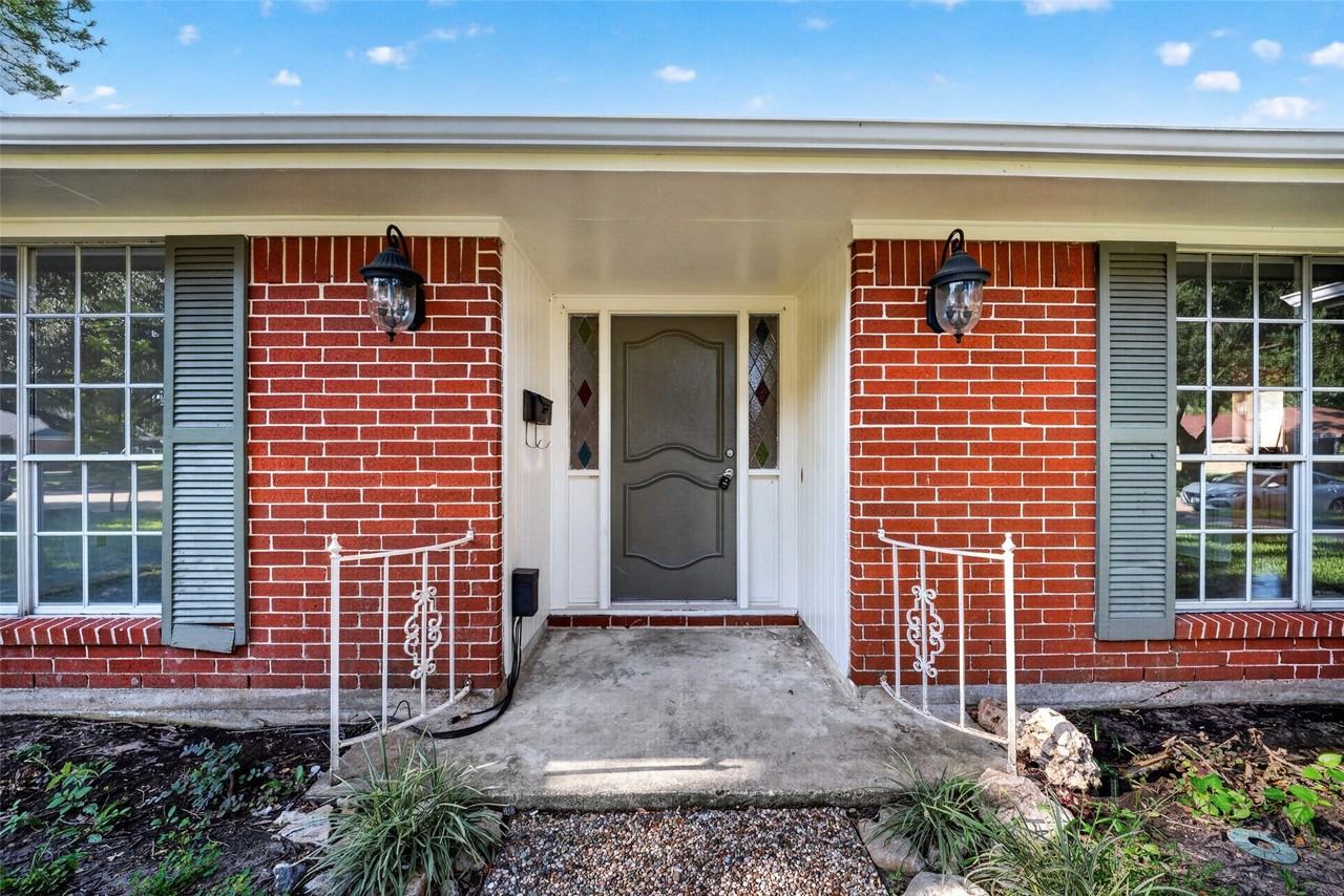 3910 Chile Dr - Photo 4 of 48
