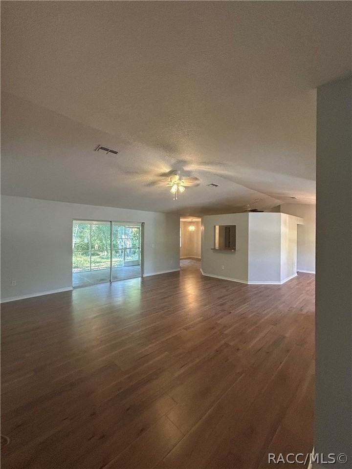 3075 E Crown Dr - Photo 3 of 8
