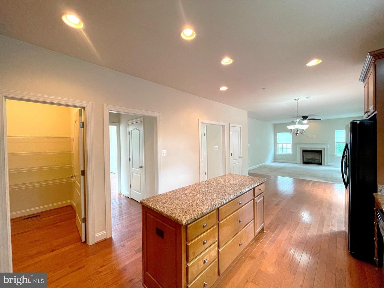 46895 Whittemoore Ct - Photo 7 of 37