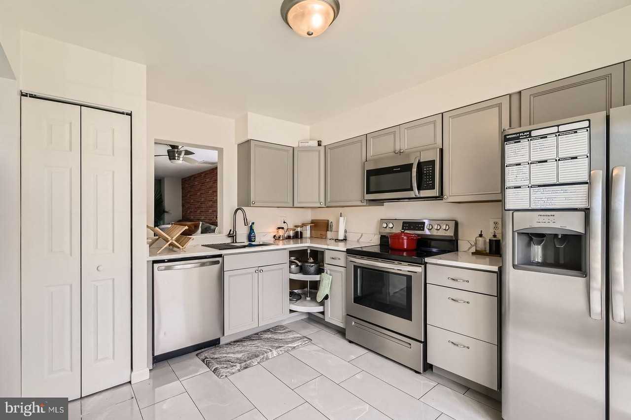 2401 Kevsway Ct - Photo 3 of 25