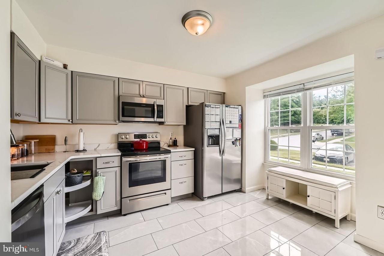 2401 Kevsway Ct - Photo 4 of 25