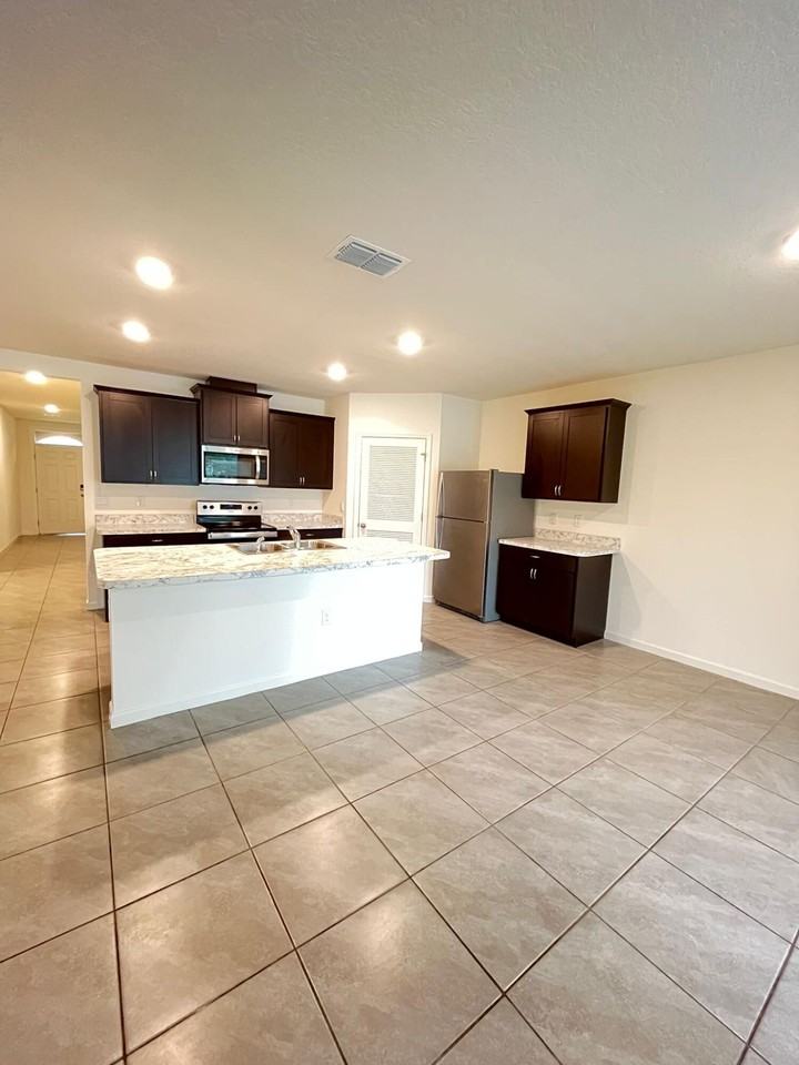 1570 San Filippo Dr Se - Photo 5 of 23