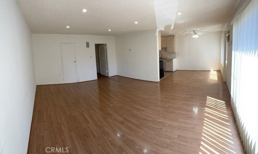 14218 Sylvan St - Photo 2 of 5