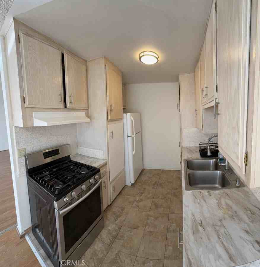 14218 Sylvan St - Photo 4 of 5