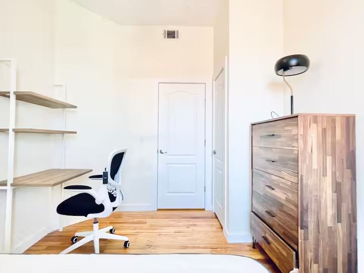 Private Bedroom in 4 Bedroom/1 Bathroom Home - Photo 6 of 9