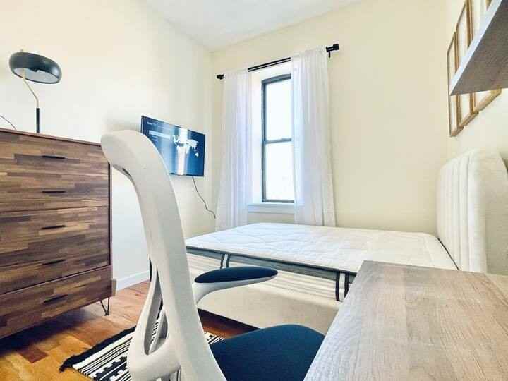 Private Bedroom in 4 Bedroom/1 Bathroom Home - Photo 7 of 9