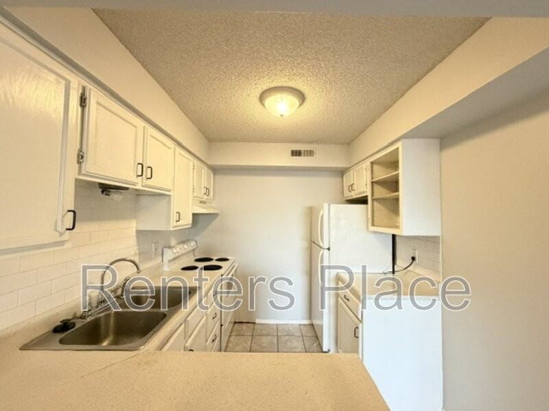 1207 S Quaker Ave #101 - Photo 4 of 10