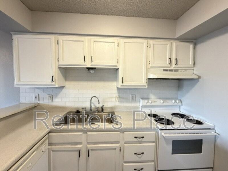 1207 S Quaker Ave #101 - Photo 5 of 10