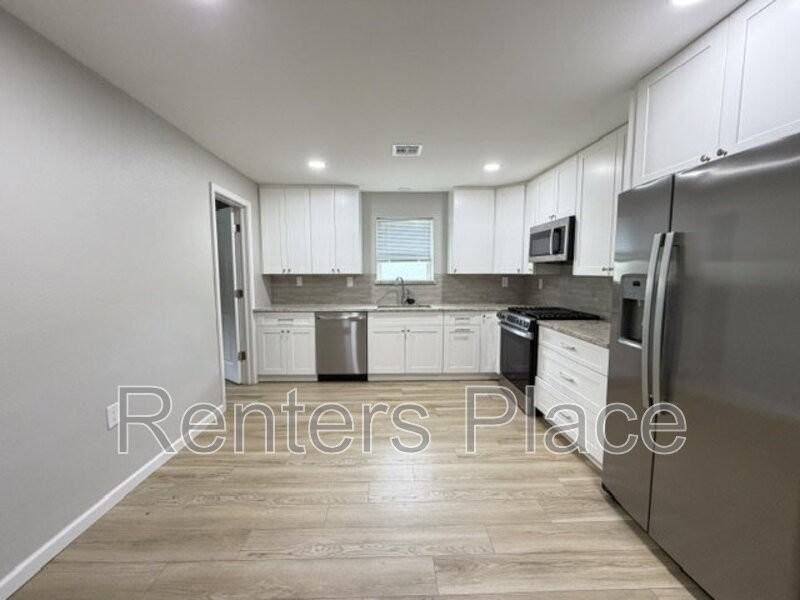711 N Main St - Photo 2 of 15