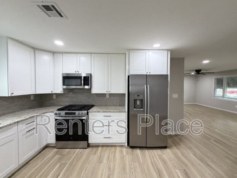 711 N Main St - Photo 3 of 15