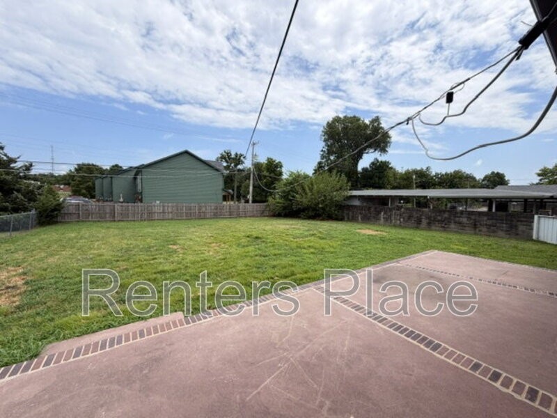 711 N Main St - Photo 5 of 15