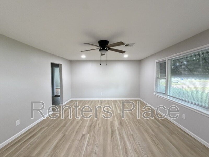 711 N Main St - Photo 6 of 15
