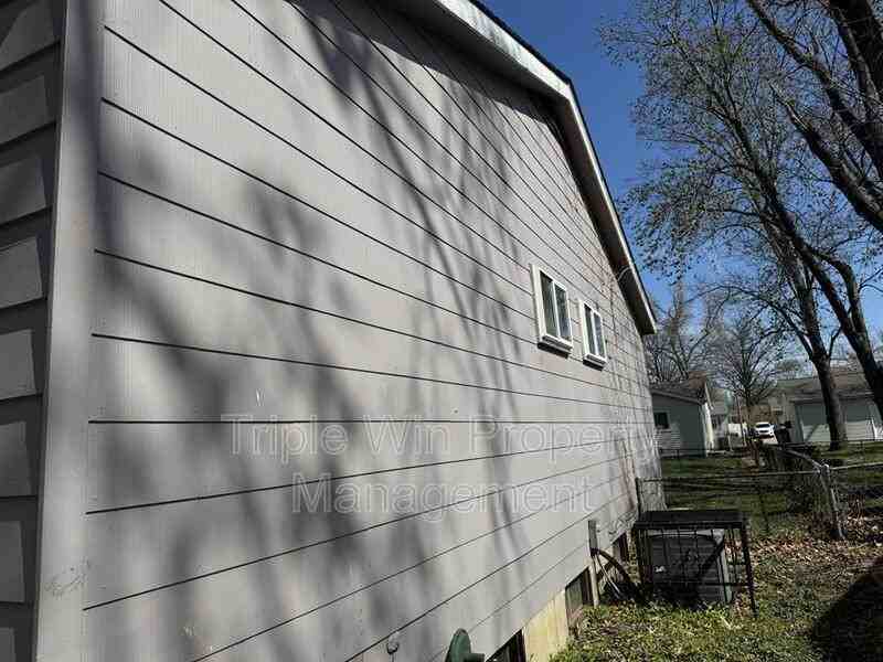 513 Coachway Ln - Photo 3 of 35
