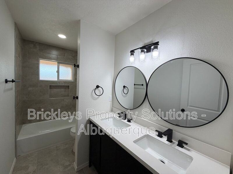 5608 Drake Ave Nw - Photo 7 of 33