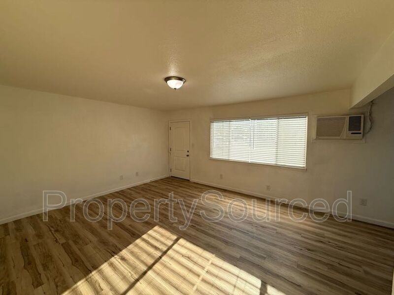 911 H St #1 - Photo 5 of 30