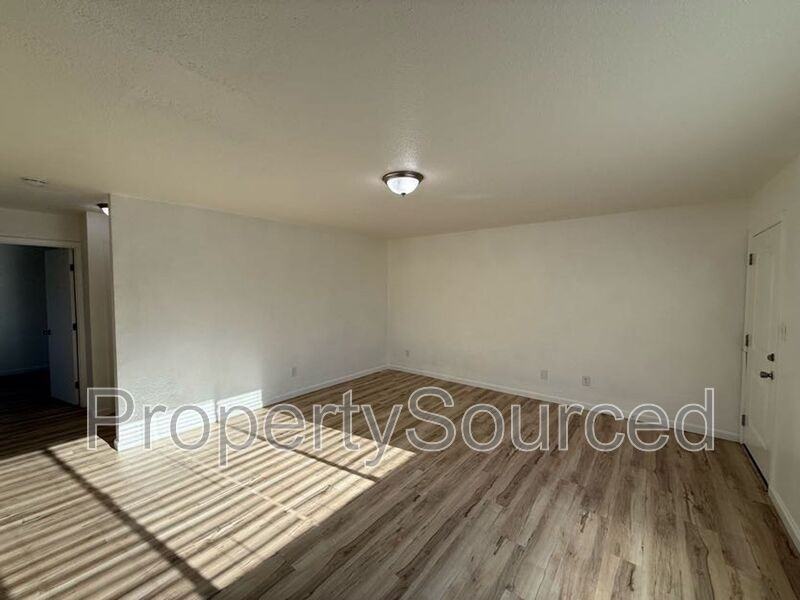 911 H St #1 - Photo 6 of 30
