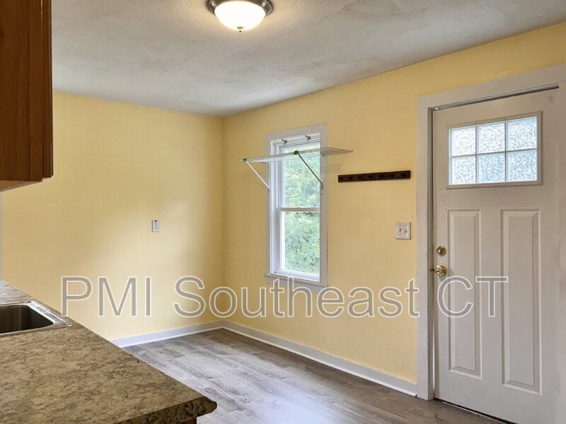 60 Hawthorne Dr - Photo 4 of 13
