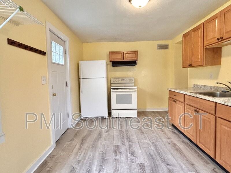 60 Hawthorne Dr - Photo 5 of 13