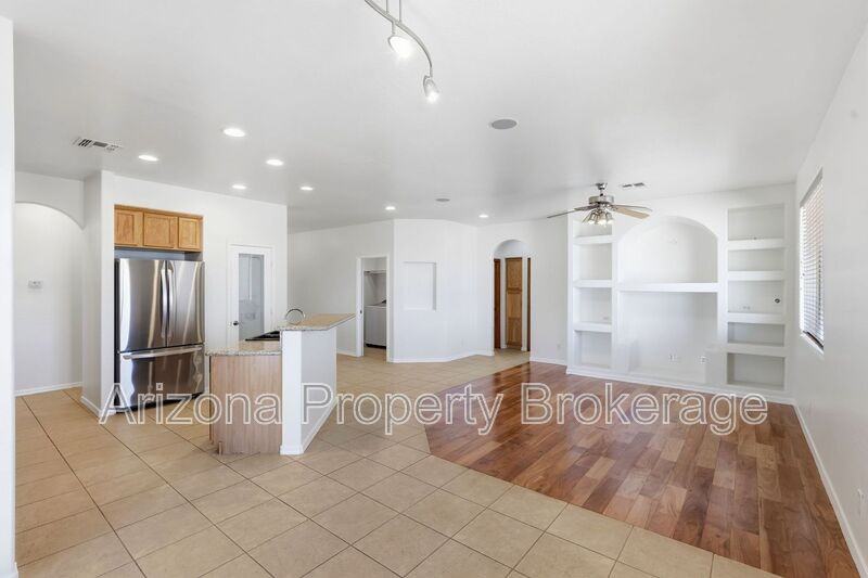 1933 W Tanya Trl - Photo 4 of 43