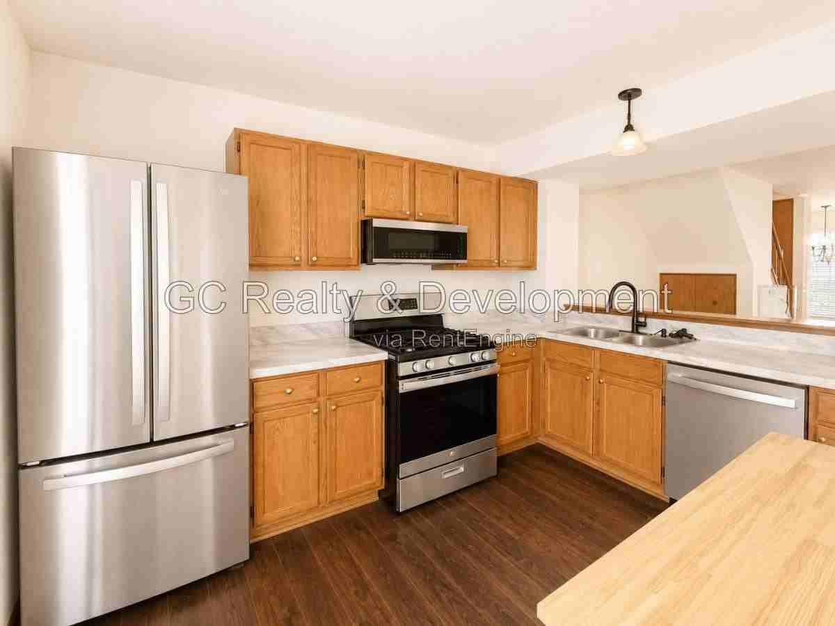 312 Fieldstone Ct - Photo 3 of 10