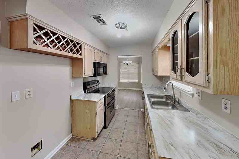 1633 Dexter Ln - Photo 4 of 13