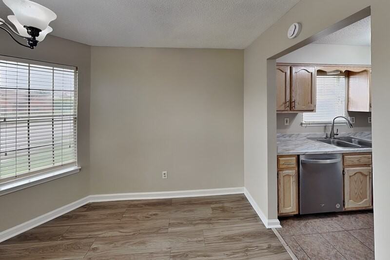 1633 Dexter Ln - Photo 5 of 13