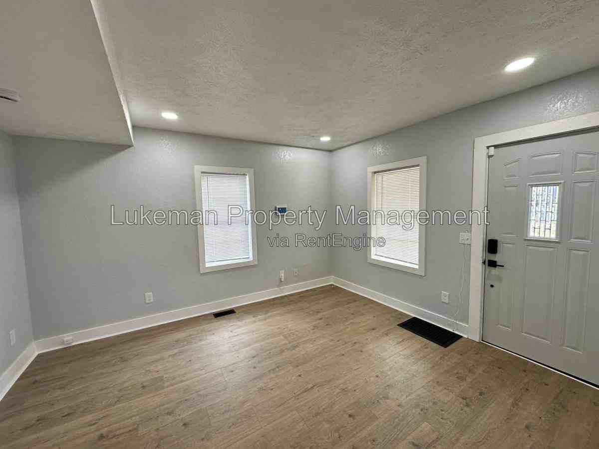 E N Ave - Photo 4 of 10