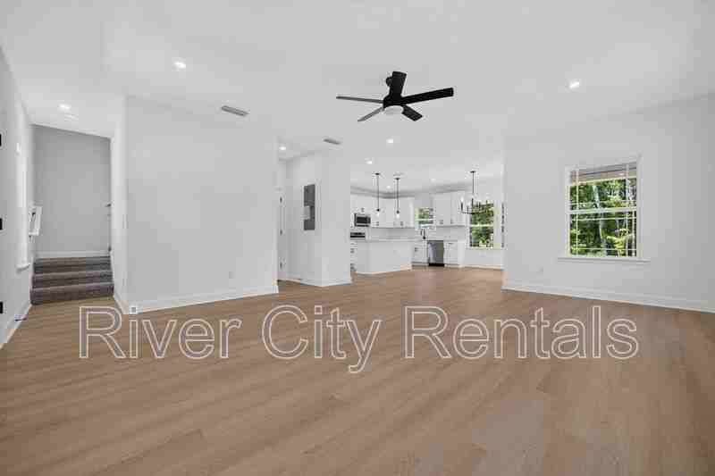 1181 Floyd St - Photo 3 of 31