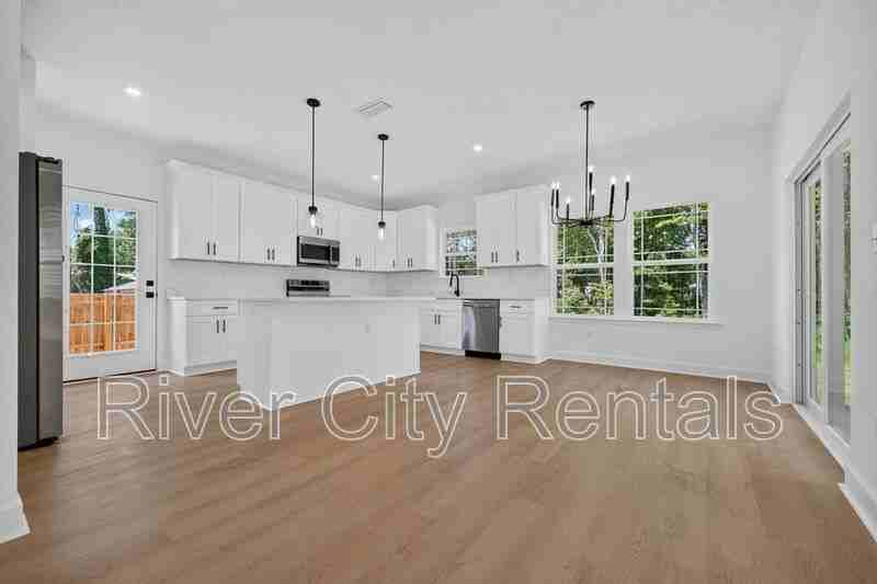 1181 Floyd St - Photo 6 of 31