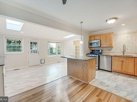 4917 Poplar Dr - Photo 6 of 26