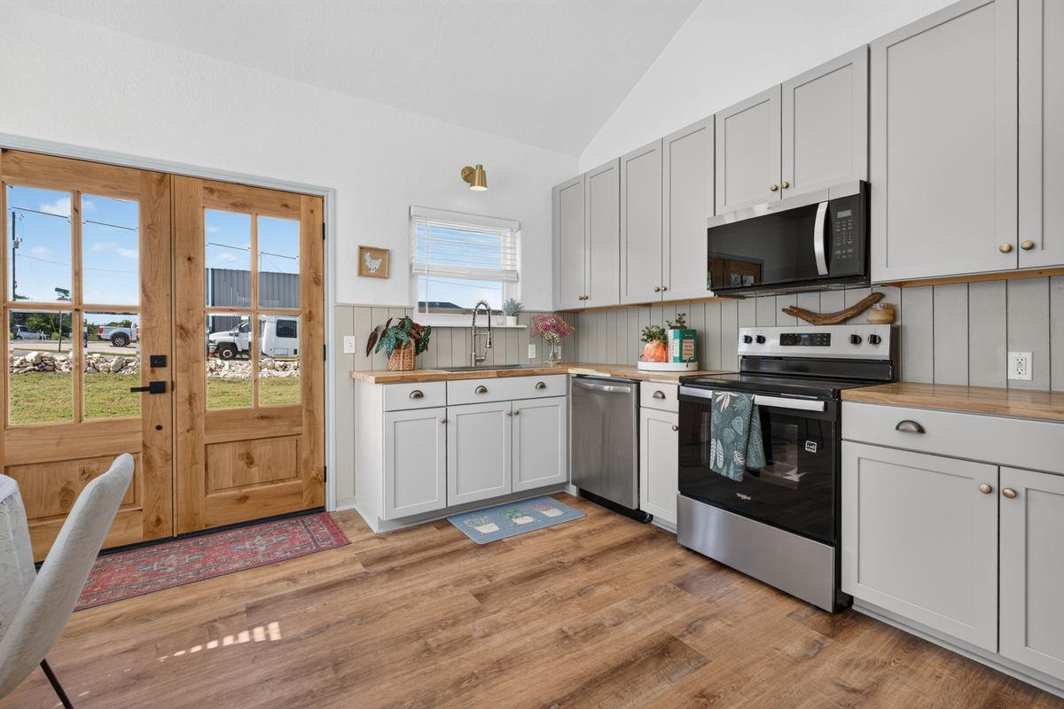 112 Remington Rd - Photo 3 of 35