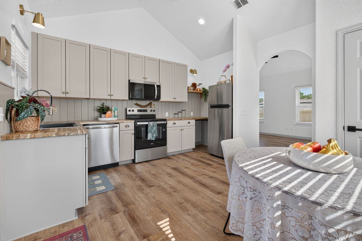 112 Remington Rd - Photo 6 of 35