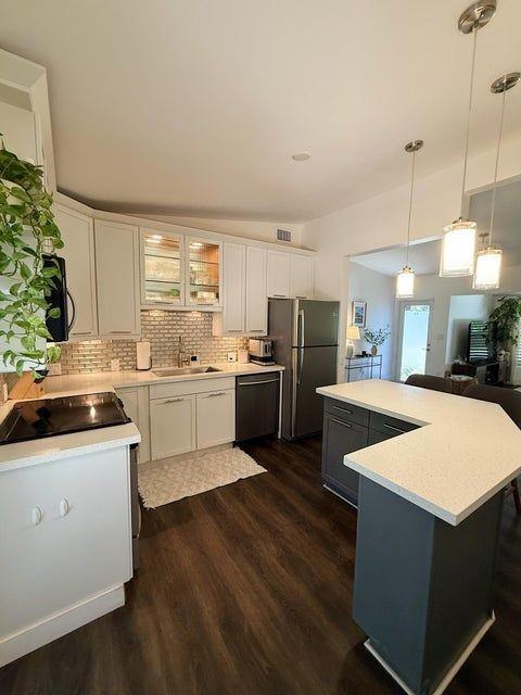 1705 Sw 10th St - Photo 3 of 10