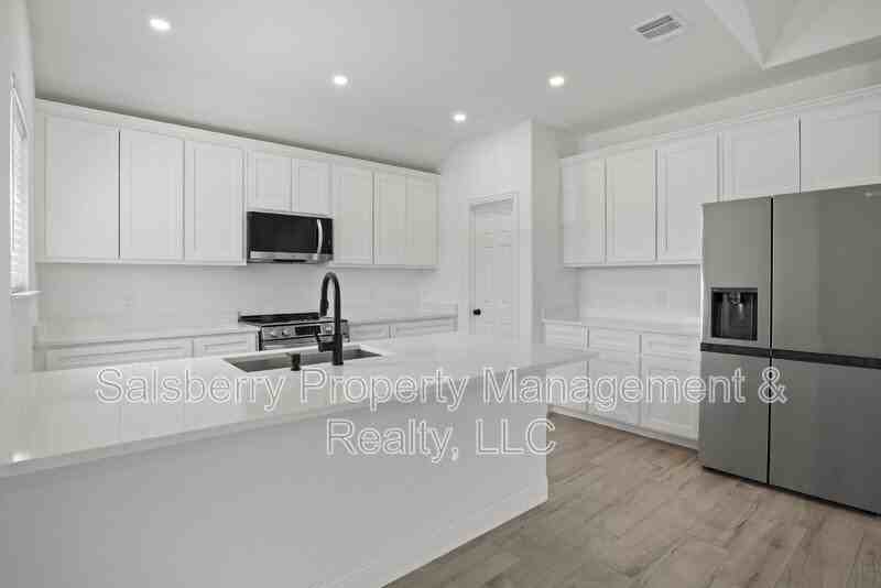 338 S 3rd St - Photo 7 of 34