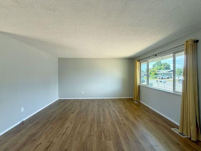 410 Crona St - Photo 3 of 20
