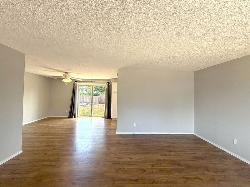 410 Crona St - Photo 5 of 20