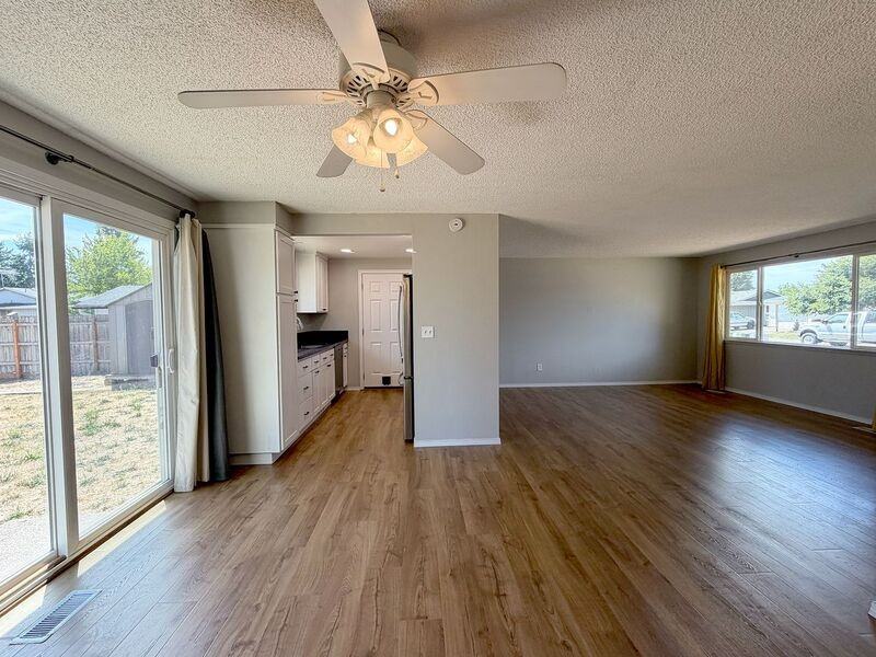 410 Crona St - Photo 7 of 20