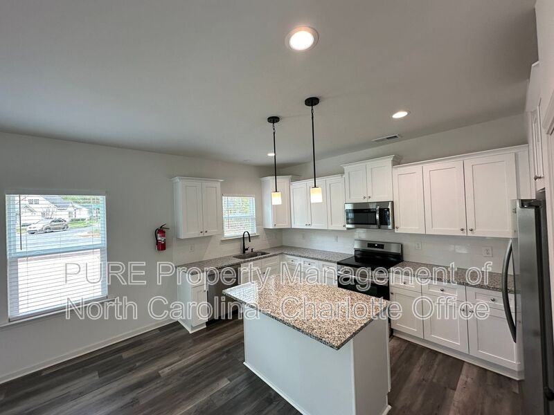 2649 Hemphill St - Photo 7 of 44