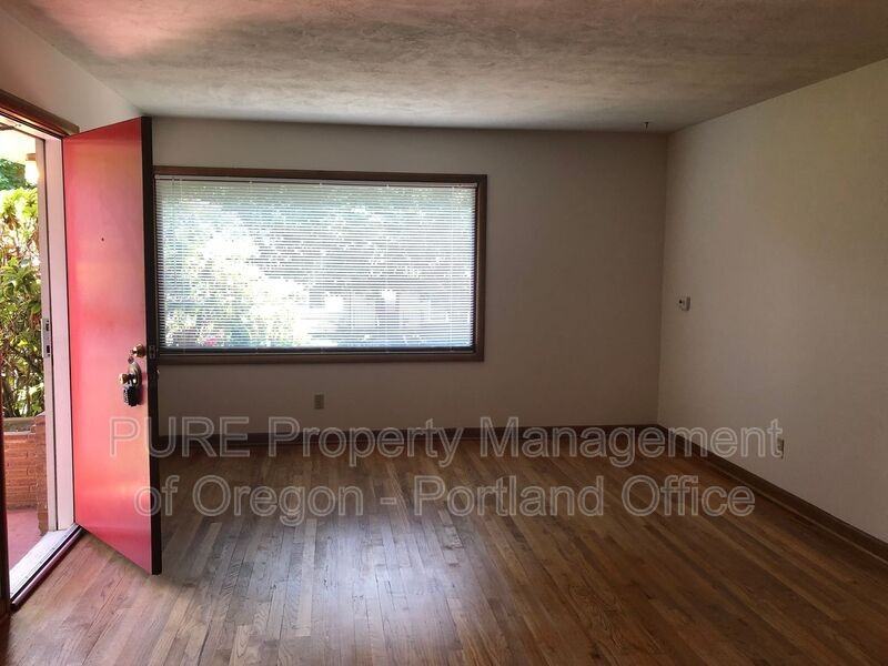 4725 Se Clinton St - Photo 7 of 23