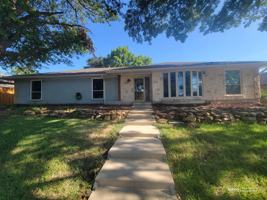 featured image of 1406 N Trail Dr