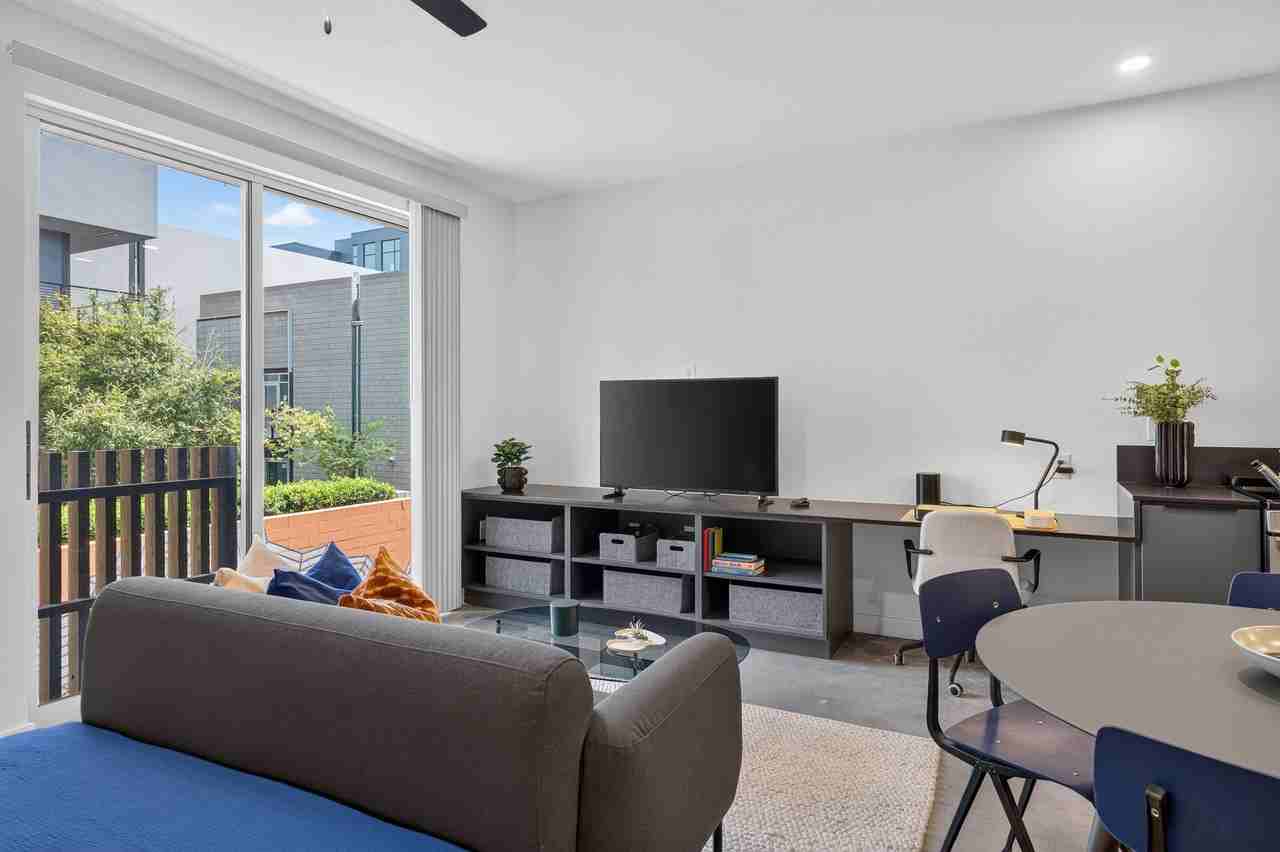 Dwell at 5th and Farmer - Photo 7 of 33