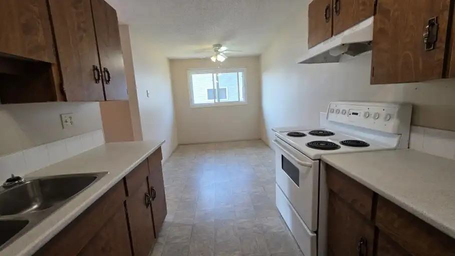 53 Eastman Cres #C - Photo 3 of 13