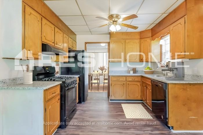 824 Ridge Lane Dr - Photo 3 of 20