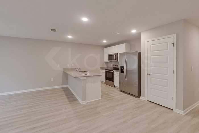 305 Monarch Ln - Photo 7 of 23