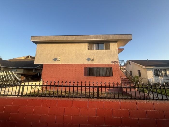 626 W 75th St - Photo 2 of 10
