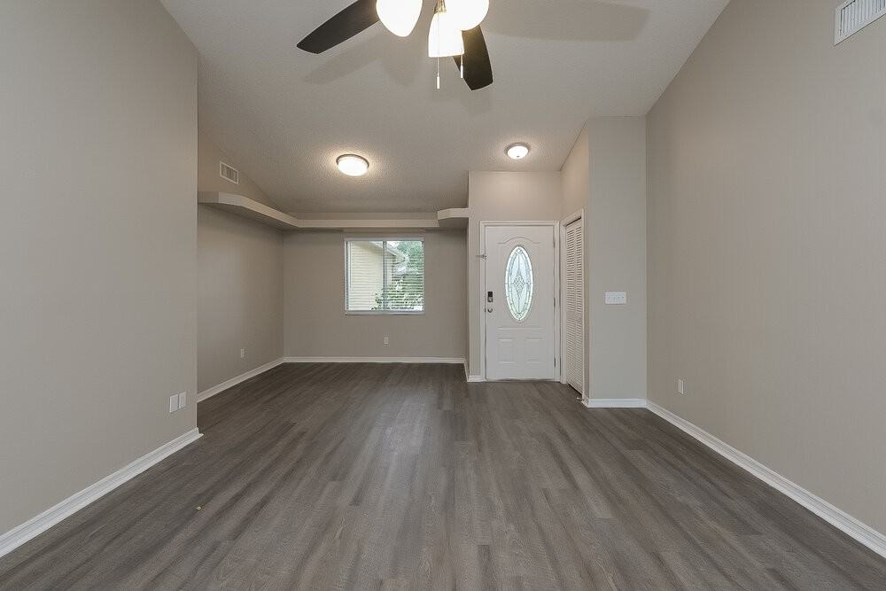 4360 Grandwood Ln - Photo 4 of 16