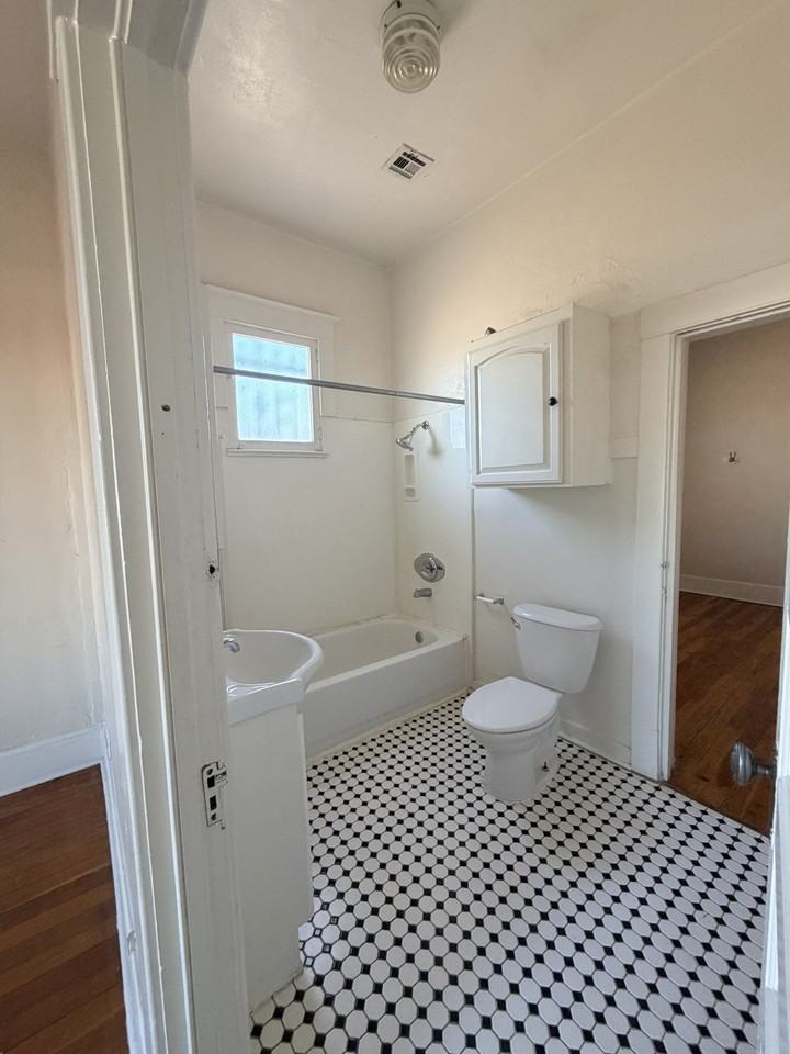916 N 8th St #1 - Photo 6 of 23