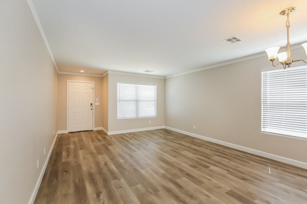 326 Hopedale Ave - Photo 4 of 17